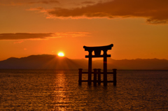 日の出の湖中鳥居