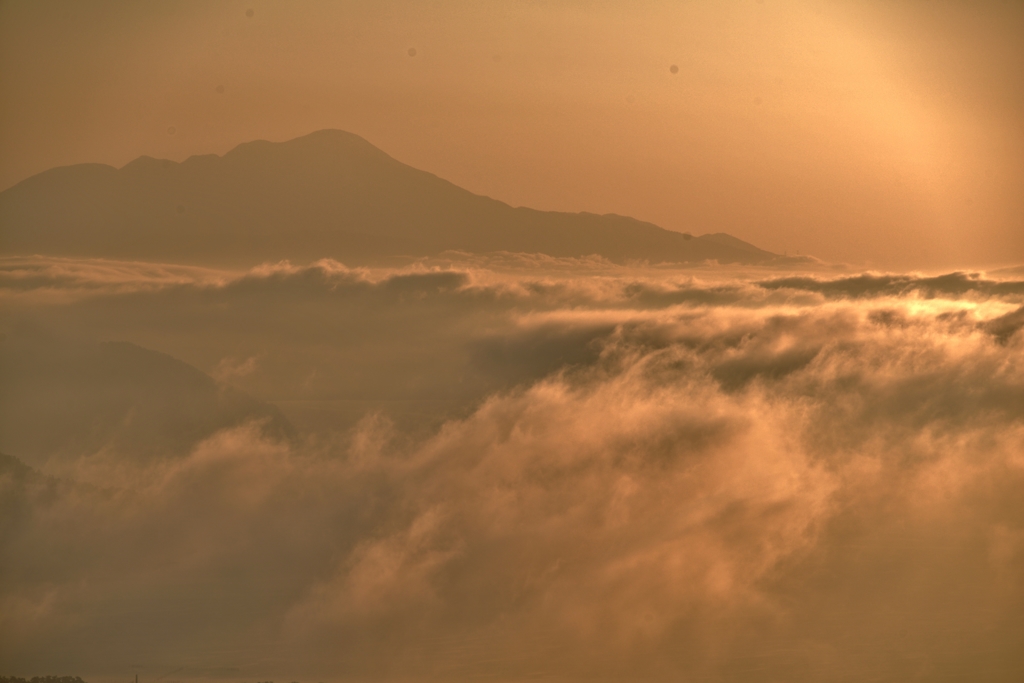雲上の伊吹山