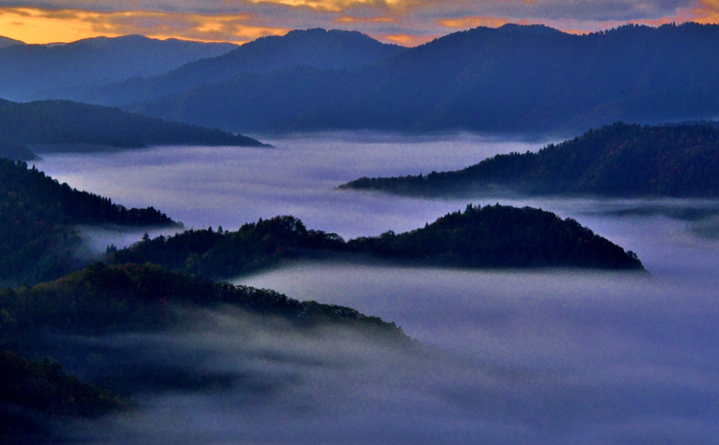 雲海の山島