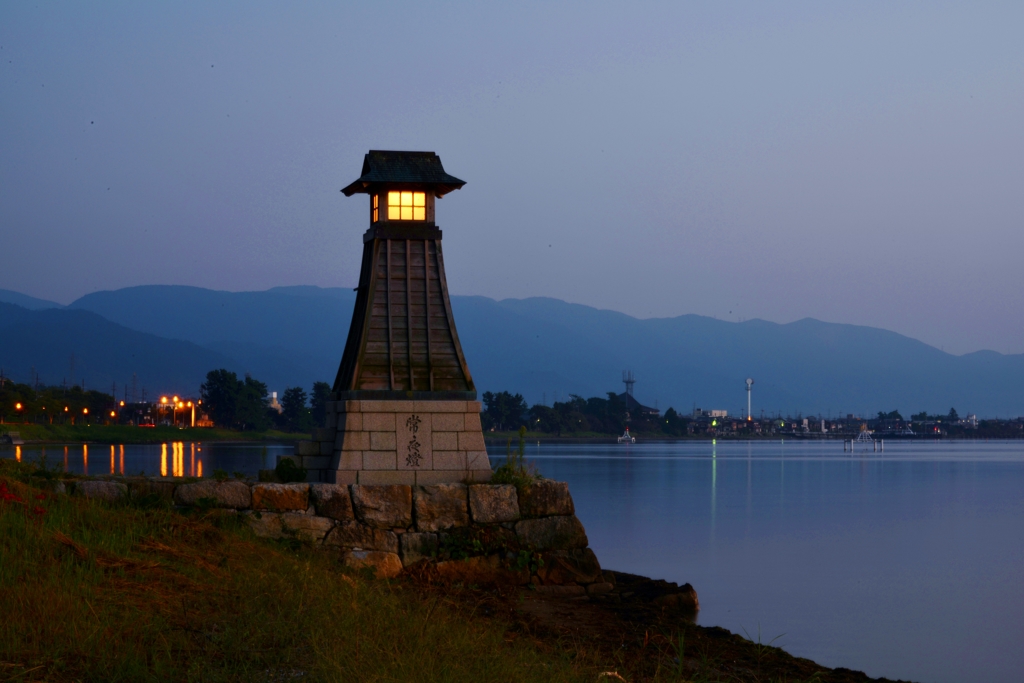 湖辺の常夜灯