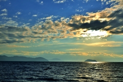 たなびく雲の琵琶湖朝景