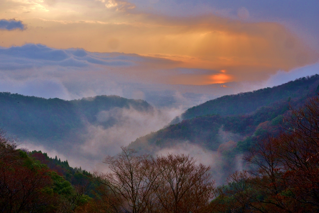 山間の朝