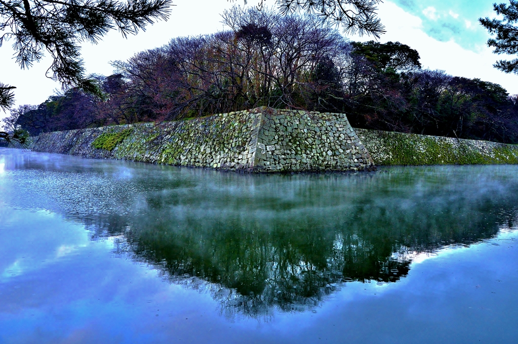 春まだ彦根城濠端