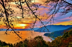 晩秋の奥琵琶湖の夕景
