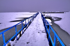 誘う雪景の釣り桟橋