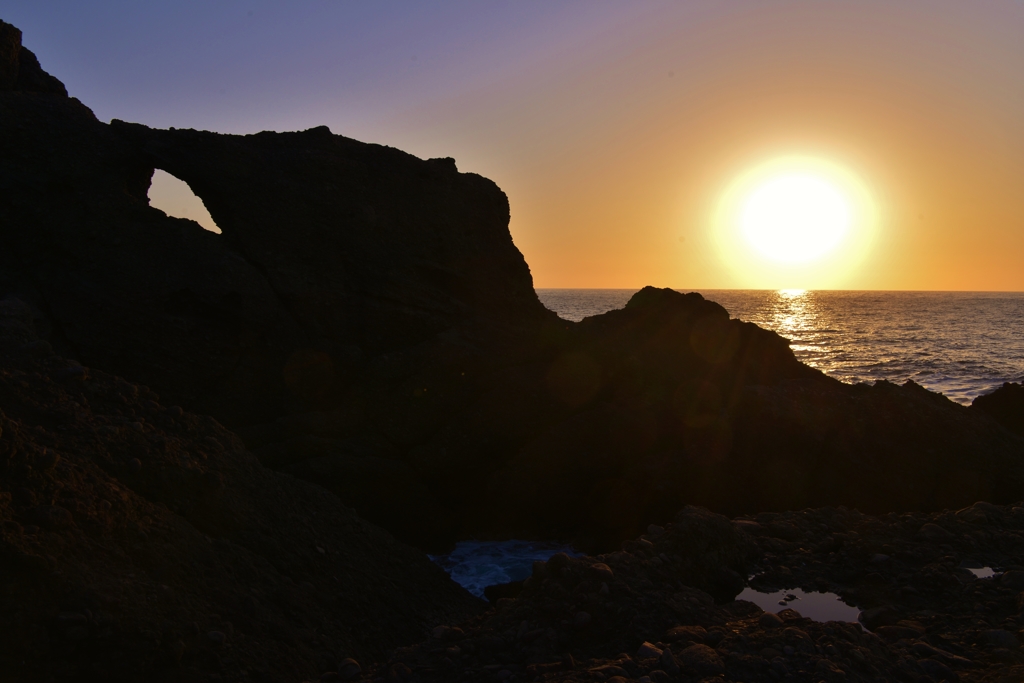 岩陰の夕日