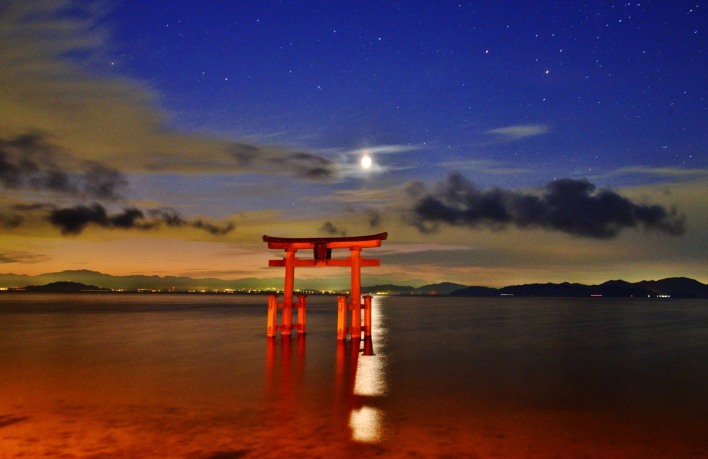 湖上の夜明け月