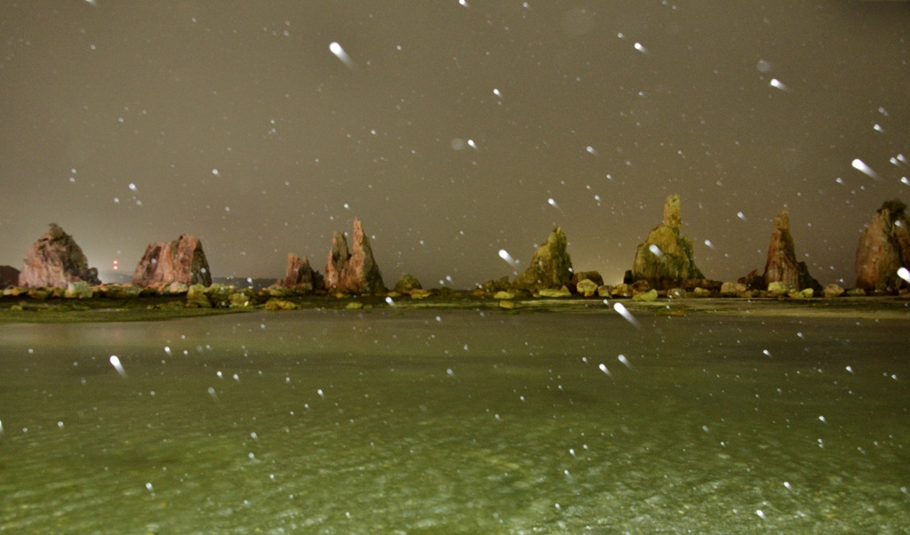 春の雪景色・橋杭岩