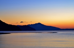 琵琶湖の黎明・伊吹山