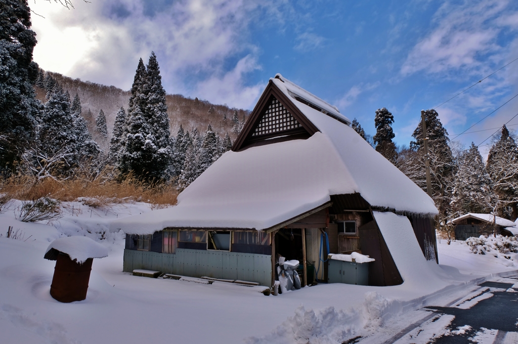 山間の雪家