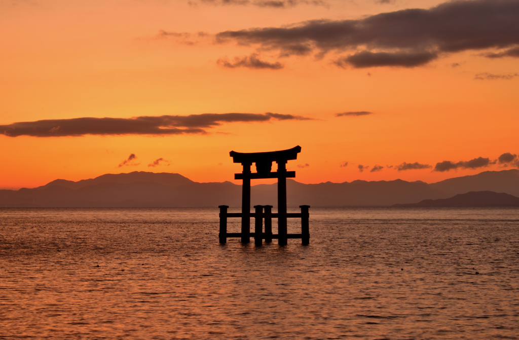 朝焼けの湖中鳥居