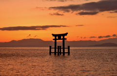 朝焼けの湖中鳥居