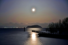 月明の琵琶湖