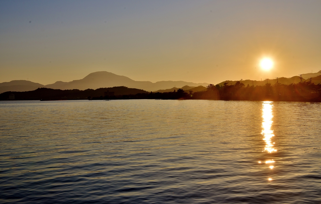琵琶湖・彦根の朝日