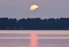 琵琶湖に陽は昇る