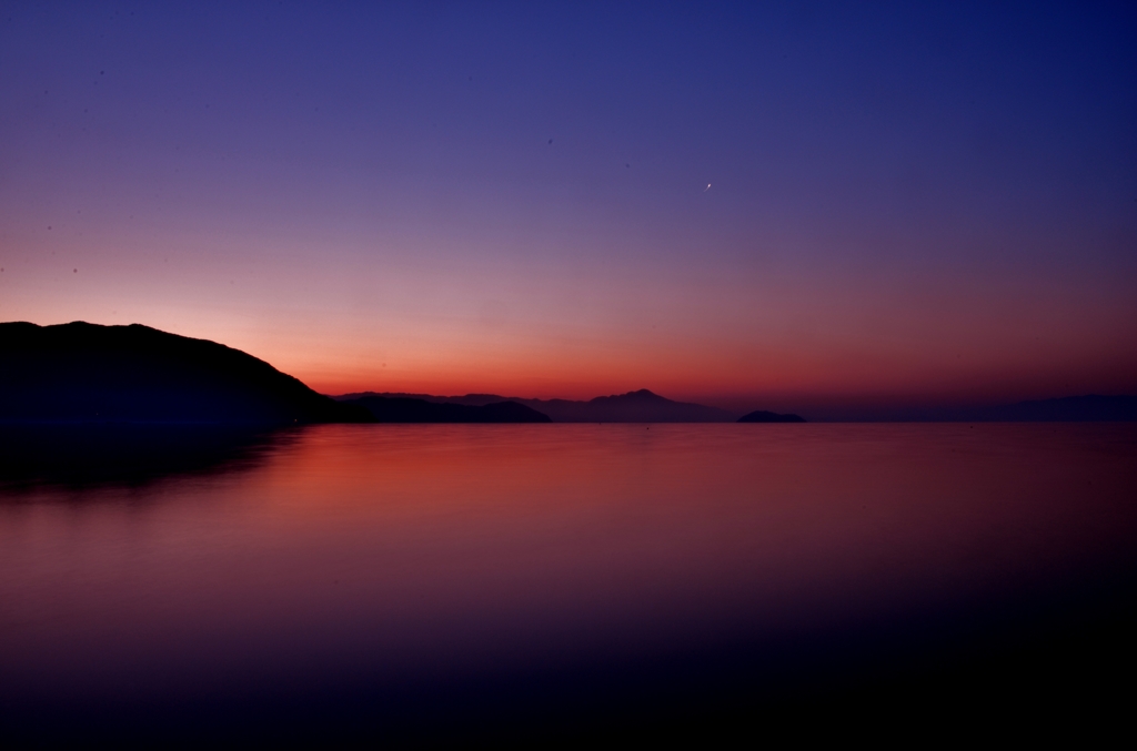 夜明けの琵琶湖