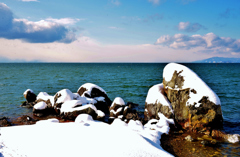 琵琶湖烏帽子岩雪景色