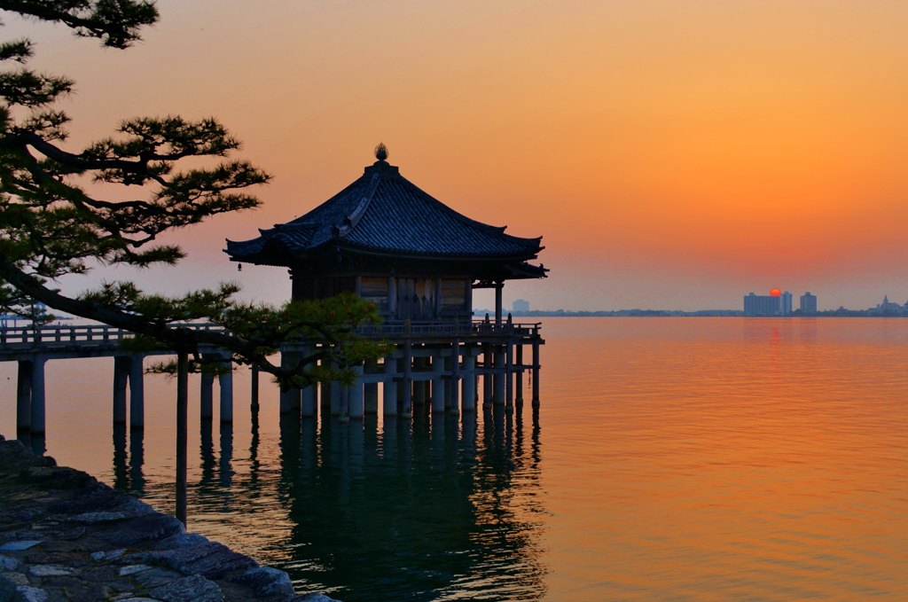 近江八景　堅田浮御堂の朝日