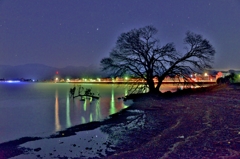 湖岸の光跡