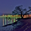 湖岸の光跡