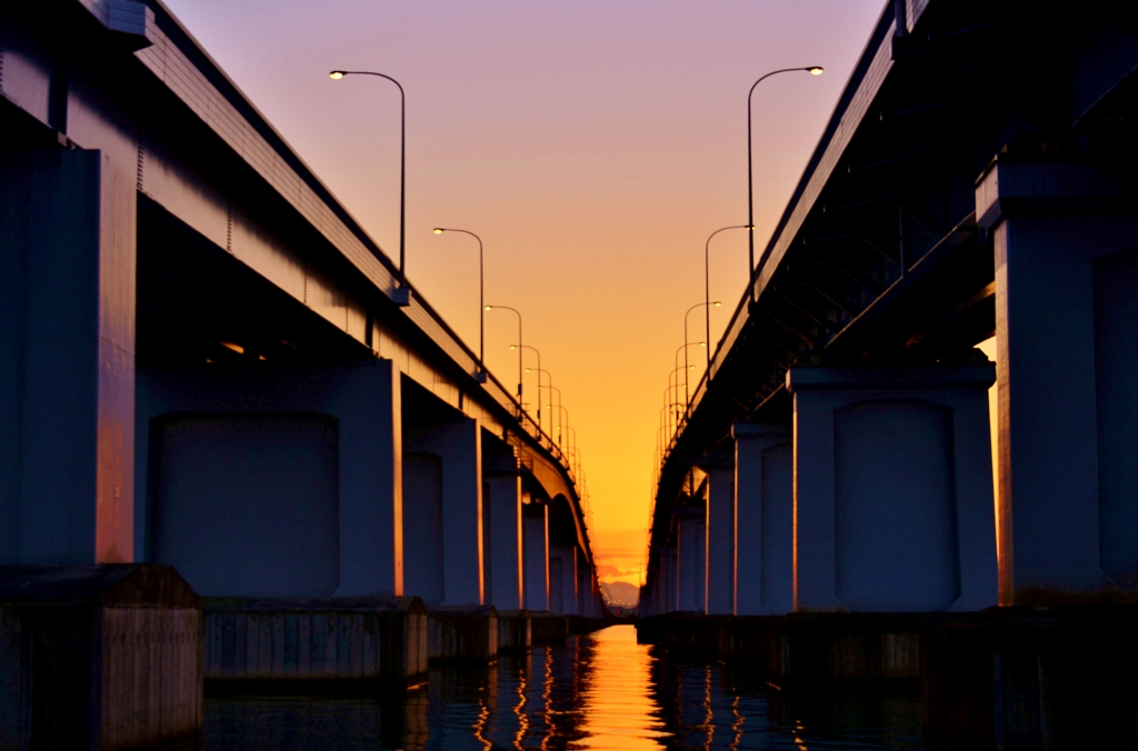 夜明けの琵琶湖大橋