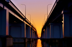 夜明けの琵琶湖大橋