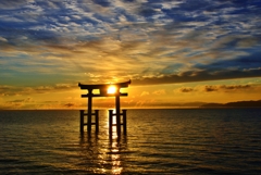 琵琶湖湖中鳥居の朝日