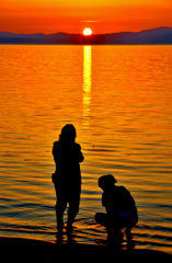 水辺の夕日