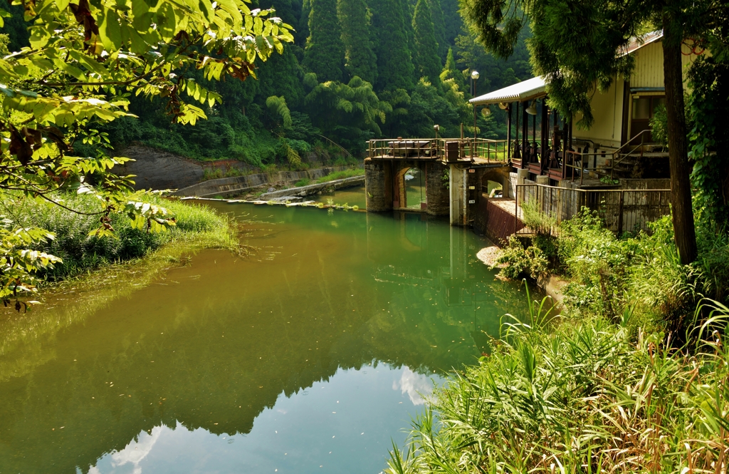 山間の小さな水力発電所