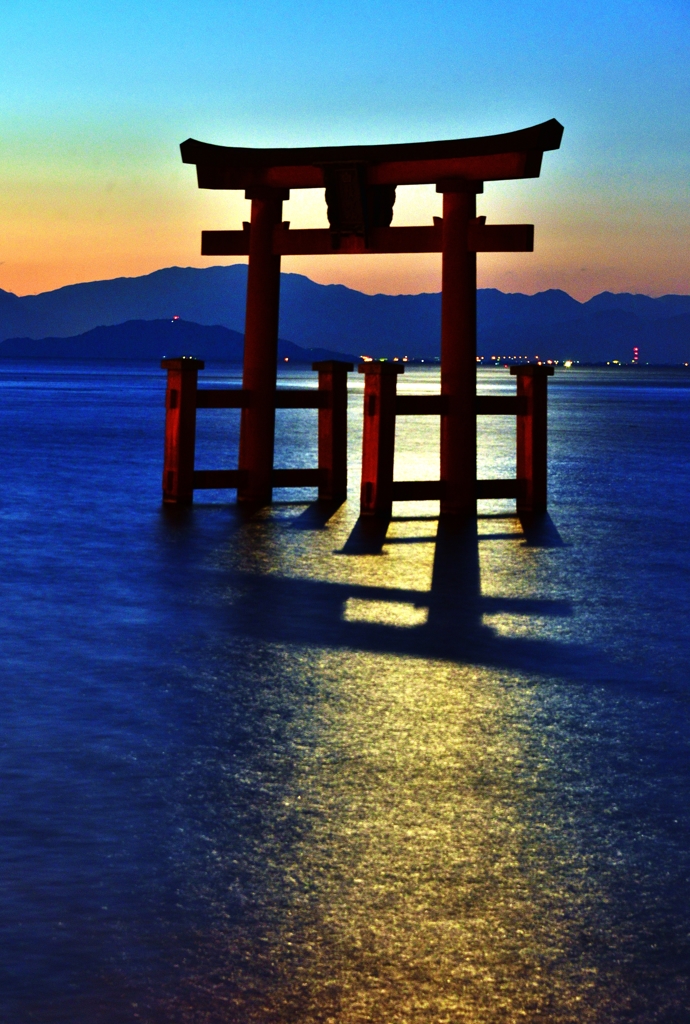 月明かりの湖中鳥居