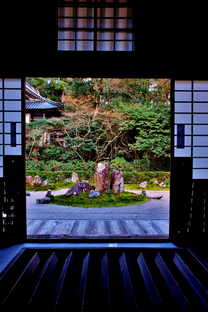 彦根龍潭寺額縁のふだらくの庭