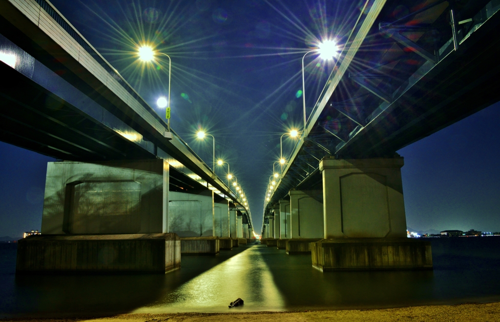 夜更けの琵琶湖大橋