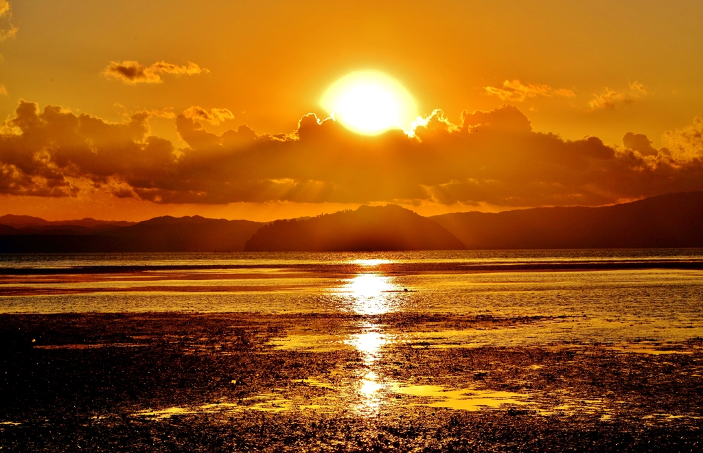 琵琶湖の夕日と竹生島
