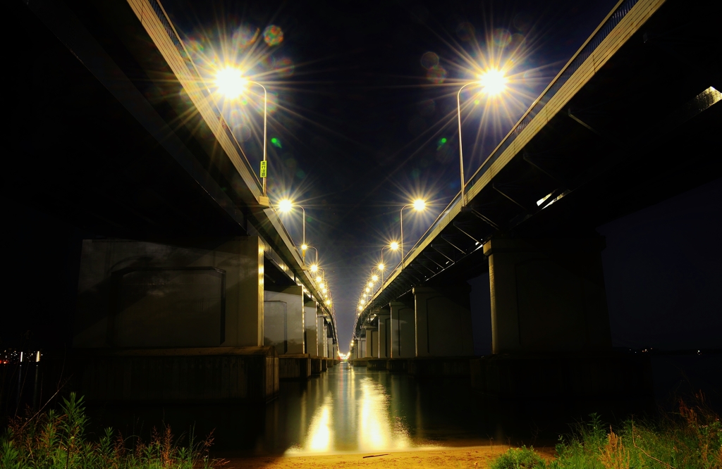 夜の琵琶湖大橋