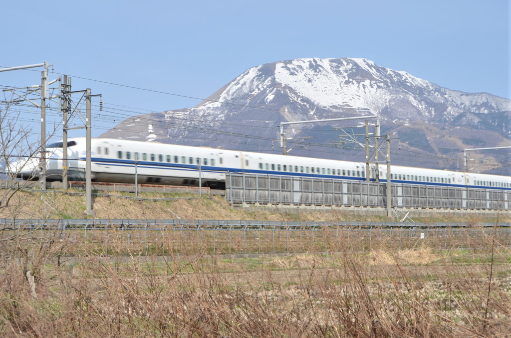 伊吹山と新幹線