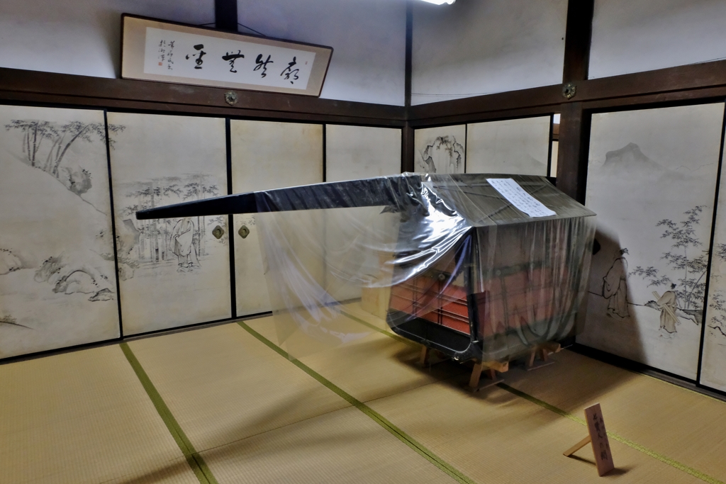 龍潭寺　七賢人の間の駕籠