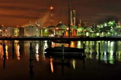 ヨットのある工場夜景