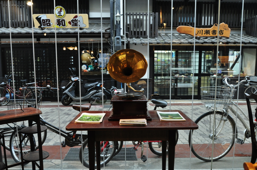 古き新しい街角
