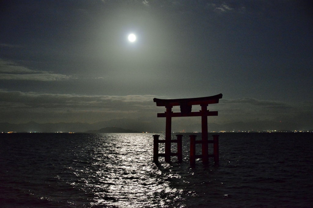 満月の湖中鳥居