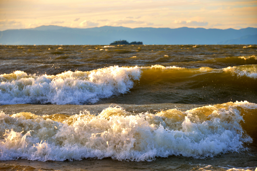 荒れる琵琶の海