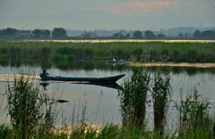 漁船とカヌー