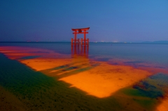 誘う湖中鳥居