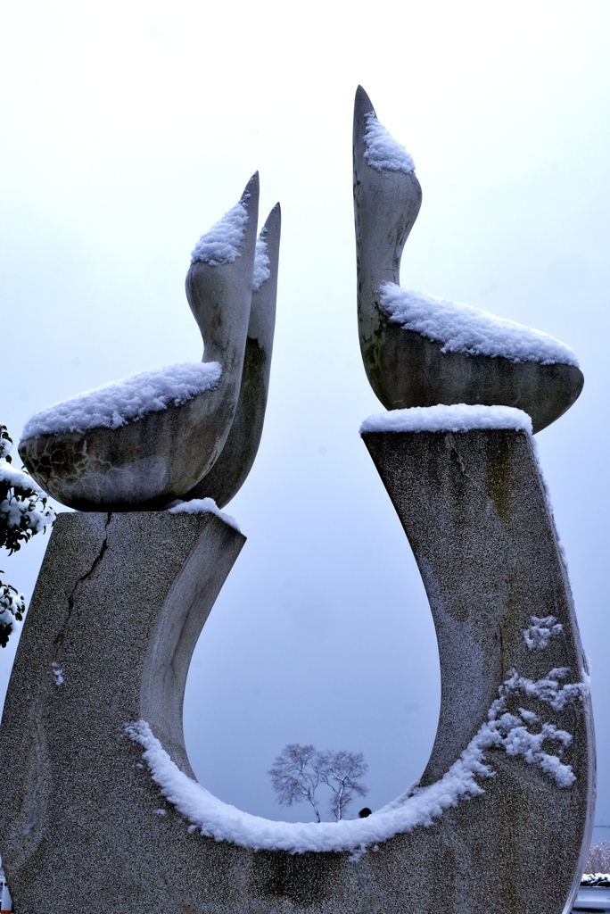 雪のオブジェ「生」