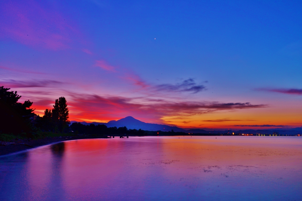 夜明けの北琵琶湖