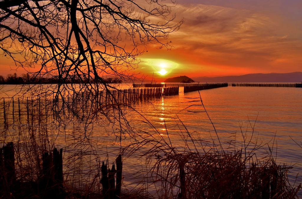 春まだき湖北夕景