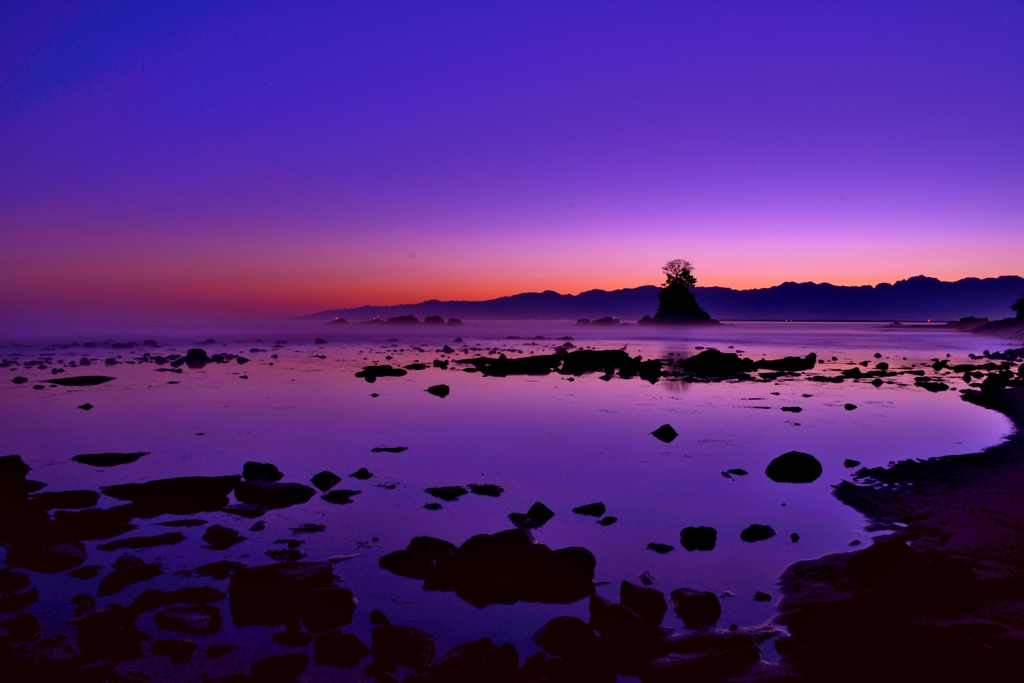 夜明けの絶景・雨晴海岸