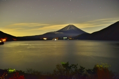 夜へ誘う本栖湖