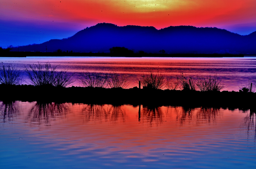 夕暮れて