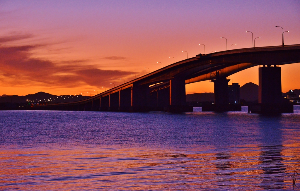 夜明けの琵琶湖大橋