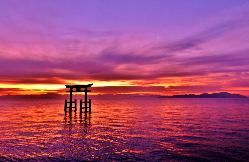 夜明けの琵琶湖鳥居